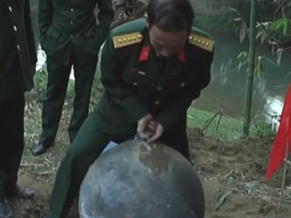 மூன்று உலோக பொருட்கள் :