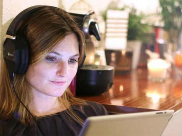 காதுகளில் ஹோம் தியேட்டர் அனுபவத்தை வழங்கும் 3டி ஹெட்செட்.!!