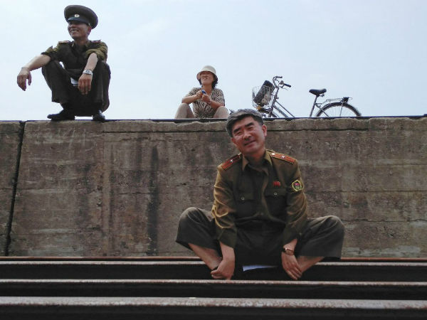 சுங்க அதிகாரிகள் :
