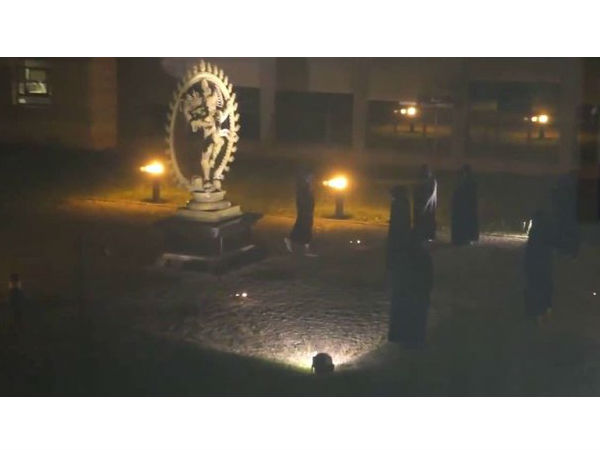 முக்காடிட்ட மக்கள் :