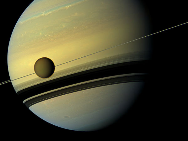 டைட்டன் நிலவில் வெள்ள பள்ளத்தாக்குகள் - நாசா..!