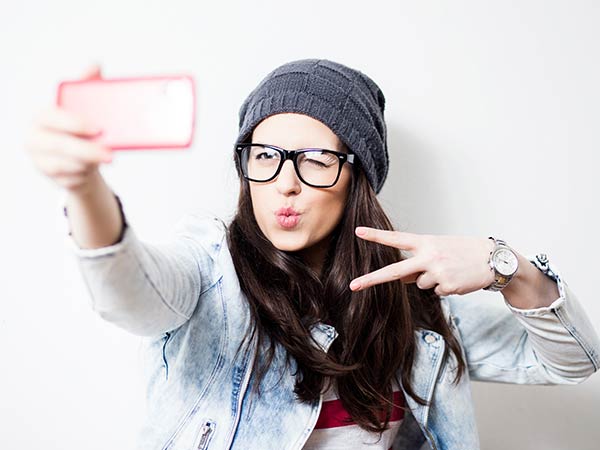 போஸ் எண் 6: செல்பிக்கே செல்பி கொடுப்பது எப்படின்னு பார்ப்போமா?