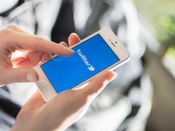 முதலில் டுவிட்டர் அக்கவுண்டில் லாக்-இன் செய்ய வேண்டும்