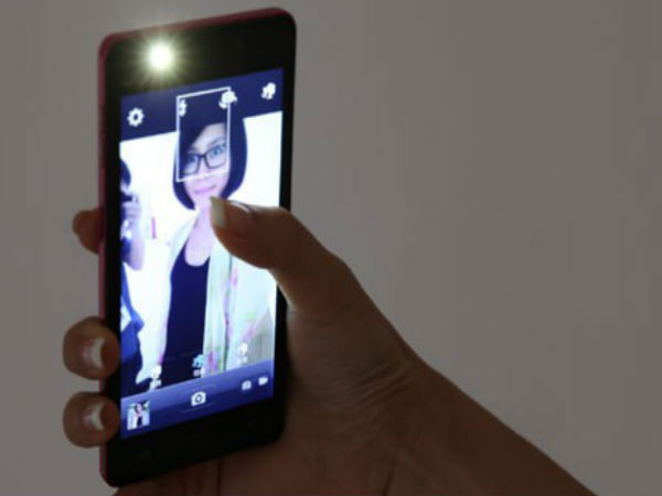 பிரண்ட் கேமரா பிளாஷ்: