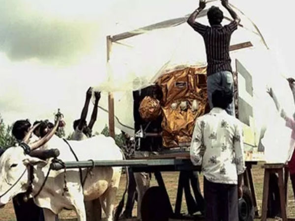 சைக்கிள்களிலும், மாட்டு வண்டிகளிலும்..