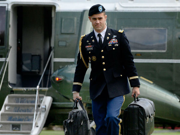 தூக்கி சுமக்கும் இராணுவ உதவியாளர்கள்