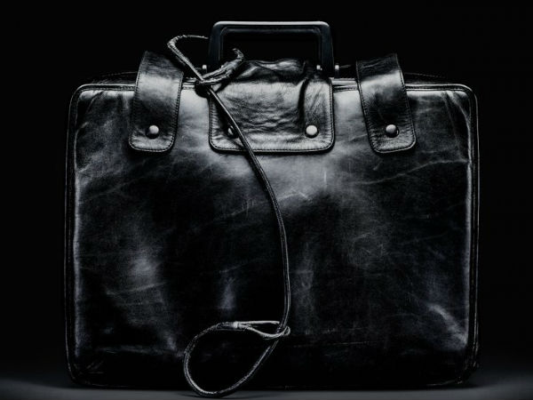 அமெரிக்க அதிபரின் அருகிலேயே இருக்கும் அந்த கருப்பு சூட்கேஸுக்குள்.??