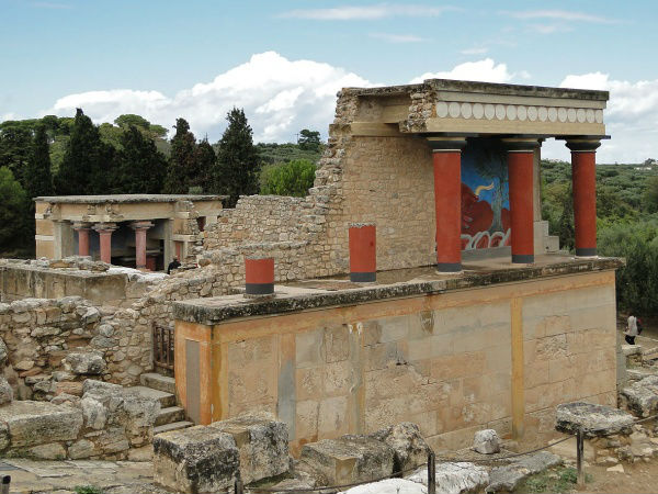 மினோன் அரண்மனையின் மத்திய வெப்பம் (2700-1400 கி.மு)