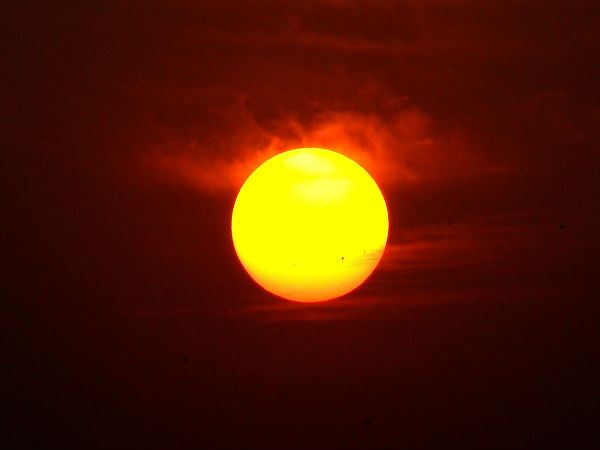 கண்ணை மூடிக்கொண்டு சொல்வோம் - சூரியனின் நிறம் மஞ்சள்.!