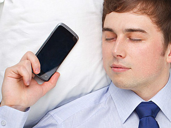 தலையணை அடியில்