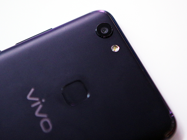 இன்-ஸ்கிரீன் கைரேகை சென்சார் கொண்ட முதல் ஸ்மார்ட்போன் : விவோ அசத்தல்.!