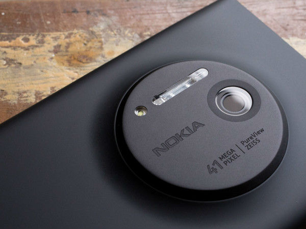 பெரிய வட்ட வடிவில், 2 எல்இடி பிளாஷ்களுடன்