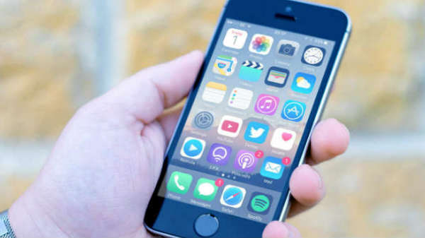 இன்ப அதிர்ச்சி : மலிவு விலை கருவியான ஐபோன் எஸ்இ2-வில் டூயல் கேம்.!