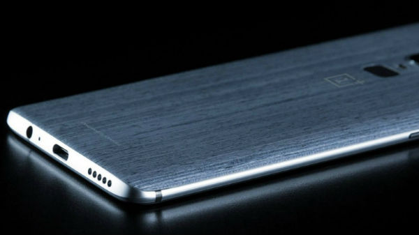 மரத்தினால் ஆன பின்புறம்.!