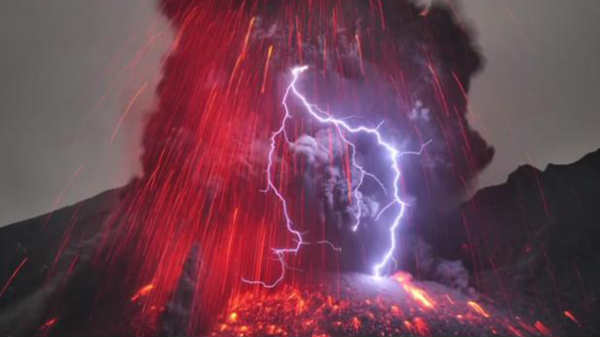 எரிமலையில் விழுந்த இடியை பதிவு செய்து அசத்திய விஞ்ஞானிகள்.!