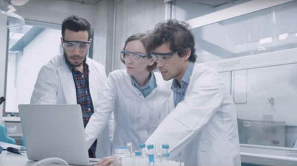 இந்தியாவை பூர்வீகமாக கொண்ட விஞ்ஞானியை ஆதரிக்கும் மார்க் சக்கர்பெர்க்.!