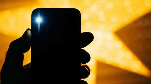 08. பிளாஷ்லைட் ஆப்ஸ் (Flashlight Apps) :