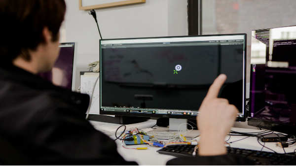  மணிக்கட்டின் கோணத்தை மாற்றுவதன் மூலம் 