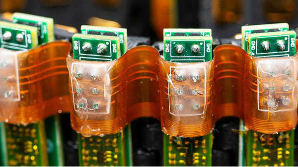 உங்கள் மூளை சமிங்கையாலே கணினி மவுஸ் இயக்க உதவும்  கைபேண்ட்.!