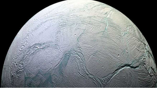 என்சிலேடஸ் நிலவில்