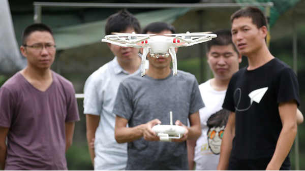 1374 நடனமாடும் ட்ரோன்களை பறக்கவிட்டு கின்னஸ் சாதனை செய்த சீன நிறுவனம்.