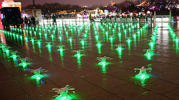 1374 நடனமாடும் ட்ரோன்களை பறக்கவிட்டு கின்னஸ் சாதனை செய்த சீன நிறுவனம்.