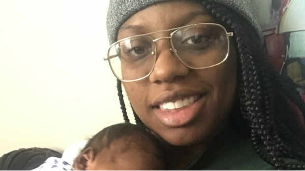 விமான நிலைய சோதனை மையத்தில் 