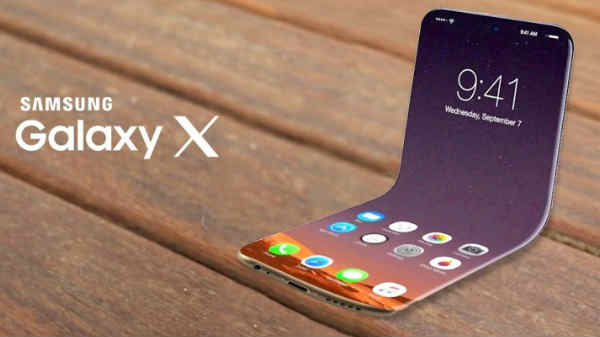 வளையத்தக்க கர்வுடு டிஸ்பிளேயுடன் 