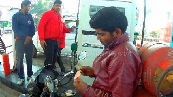 பெட்ரோல் போட்ட இனி காசு கொடுக்க வேண்டாம்.! விறல் அசைச்சா போதும்.! 