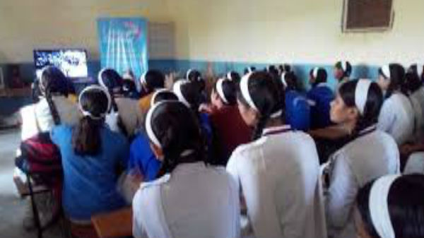  வீட்டுக்குத் திரும்பிக்கொண்டிருந்த மாணவிகள்