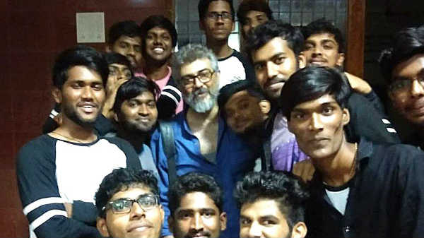 தக்‌ஷா மாணவ அணியினர்