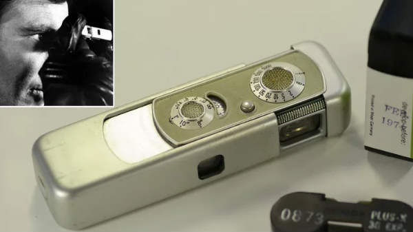 உளவு பார்க்கும் கேமரா-Minox Camera, On Her Majesty's Secret Service (1969)
