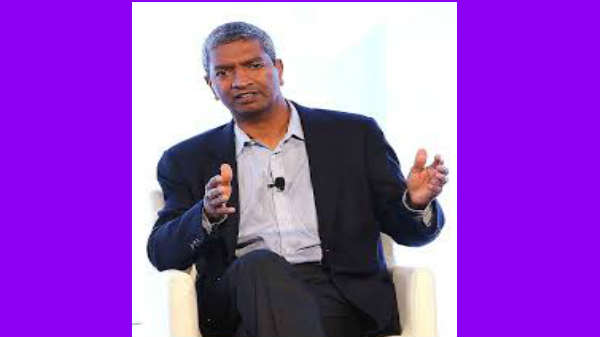 ஒரு மனிதன் மேடையில் தோன்றினார்: 