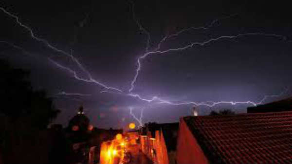 10 மில்லியன் வாட்ஸில் தாக்கும் மின்னலிலிருந்து தப்பிபது எப்படி? 