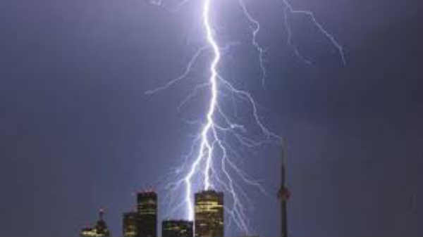 10 மில்லியன் வாட்ஸில் தாக்கும் மின்னலிலிருந்து தப்பிபது எப்படி? 