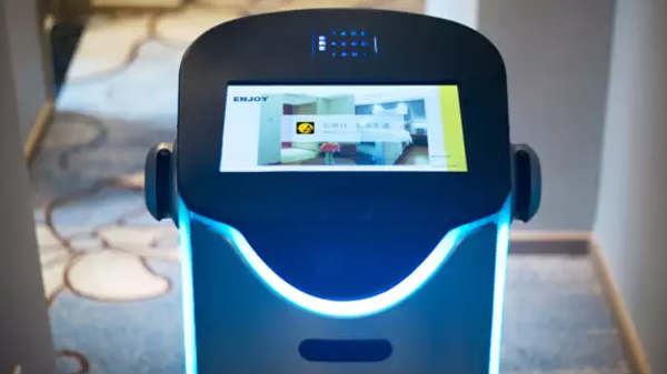 நடமாடும் ரோபோட்