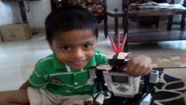  இளைய ரோபோ தயாரிப்பாளரின் சாதனைகள்: 