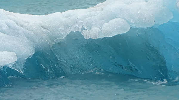 11. நீரால் ஒரே நேரத்தில் மூன்று நிலைகளாகவும் (ஸ்டேட்ஸ்) இருக்க முடியும்!