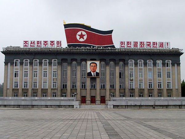 தொழிலாளர்கள் கட்சியின் கட்டிடத்திற்குள்