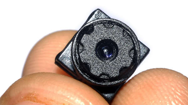 பொது இடங்களில் மறைத்து வைக்கப்பட்டிருக்கும் கேமராக்களை கண்டறிவது எப்படி?