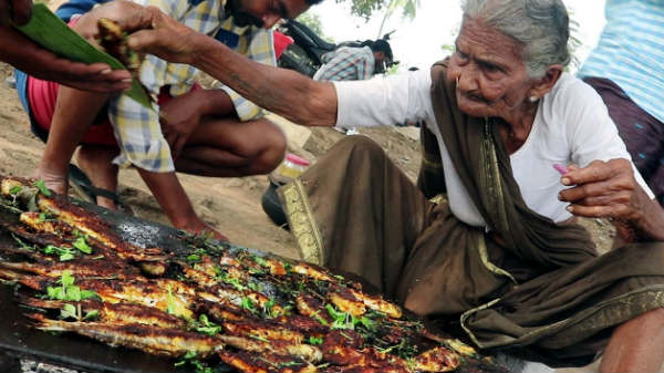 திங்களன்று காலமானார்