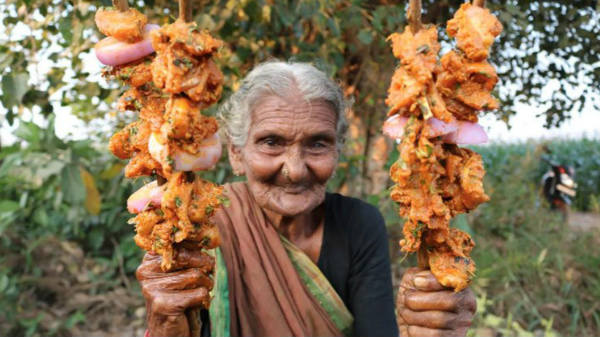உணவுகளை அதிக அளவிலும் பெரிதாகவும் படைக்கும் மஸ்தானம்மா 
