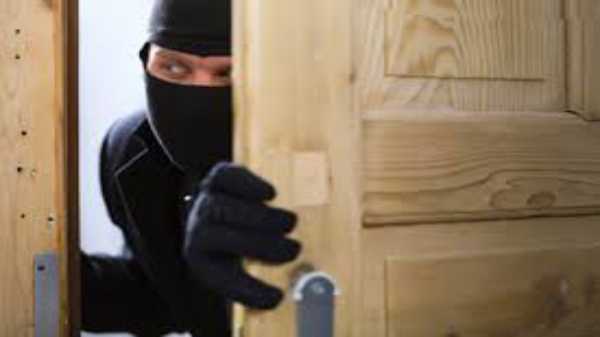 நைசாக செல்லும் கொள்ளையன்: 