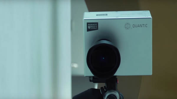 சிறிய எலெக்ட்ரிக் அடாப்டரை கண்டறிந்தனர்.