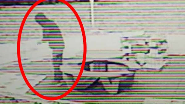 டைம்டிராவலரை படம் பிடித்த கேமரா! அதிர்ச்சி வீடியோ..!