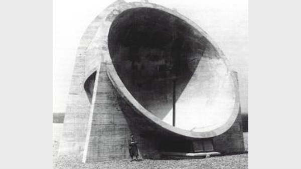 ஓசை சுவரை வடிவமைத்தவர்: 