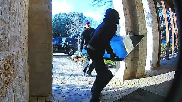 டிவியை திரும்பி வீட்டிற்குள் எடுத்துச் சென்ற திருடர்கள்