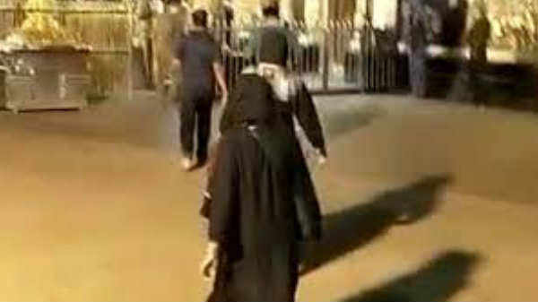  மாறுவேடத்தில் சாமி தரிசனம்: 