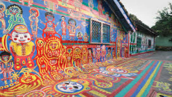 தெருக்களில் வண்ண மயம்