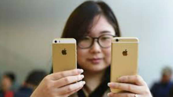 மீண்டும் கலக்க வரும் குட்டி ஐபோன்.! 